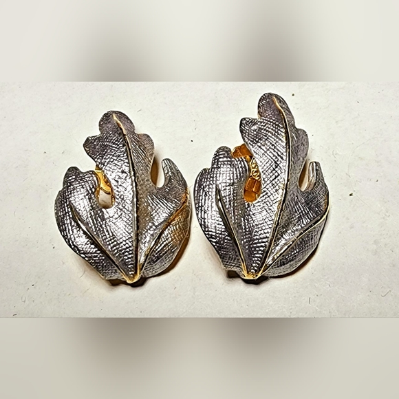 Vintage Castlecliff textured silver leaf gold trim clip on earrings see notes - Picture 3 of 8